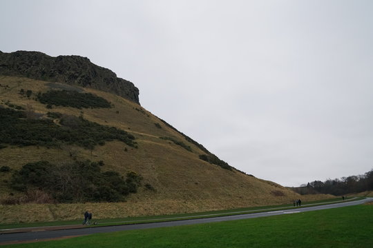 pareja caminando edinburgo escocia hollyrood park