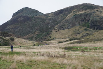 pareja caminando edinburgo escocia hollyrood park