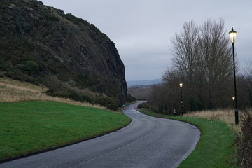 pareja caminando edinburgo escocia hollyrood park