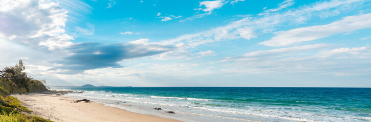 Fototapeta na wymiar Panoramic view of ocean and beach with mountains on horizon in Sunshine Coast, Mooloolaba beach, Australia travel contest
