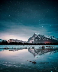 Fotobehang Mooie nacht vol sterren boven Mt Rundle, Vermilion Lakes en Banff Town, Banff National Park, Canadian Rockies, Rocky Mountains, Reizen Alberta, Canada, Noord-Amerika © Max