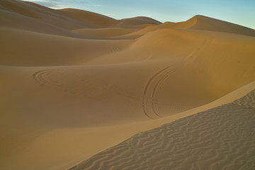 Fototapeta na wymiar dawn in the desert sand dunes of California
