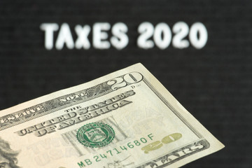 Ein Dollar Geldschein und die Steuern im Jahr 2020 in Amerika