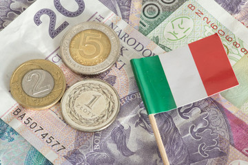 Geldscheine und Münzen Polnische Zloty PLN und die Flagge von Italien