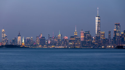 Obraz premium Long exposure photo of a Lower Manhattan skyline taken moments after sunset from Staten Island