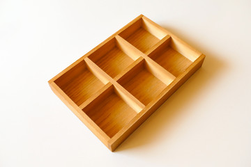 ６分割された小さな木箱