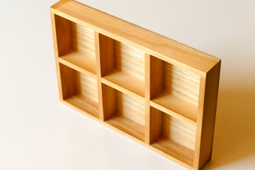 ６分割された小さな木箱