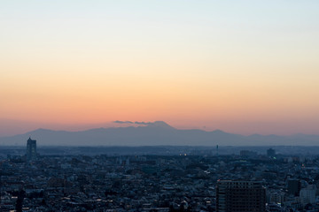 富士山のシルエットと夕焼け空