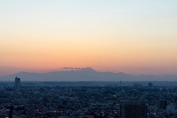 Fototapeta premium 富士山のシルエットと夕焼け空