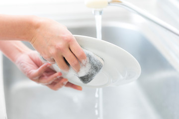 皿洗いをする女性の手