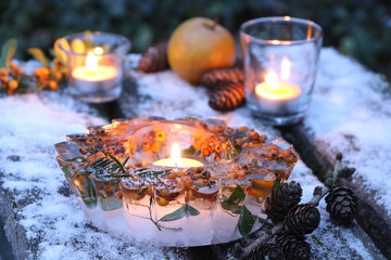 Winterdekoration mit Eislaterne und Kerzen im Glas