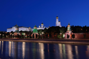 Obraz premium View of a Moscow Kremlin at night. Cathedral of Annunciation, Cathedral of Archangel, Ivan the Great Bell-tower and Big Kremlin Palace behind Kremlin wall from Sofiyskaya embankment.
