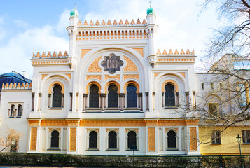 Naklejka premium Praga, Czechy Hiszpańska synagoga. Synagoga hiszpańska jest najmłodszą i najpiękniejszą synagogą w Pradze. Kompozycja architektoniczna synagogi utrzymana jest w stylu mauretańskim