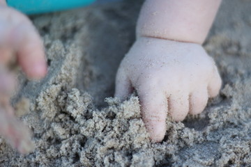 Mãos na areia 