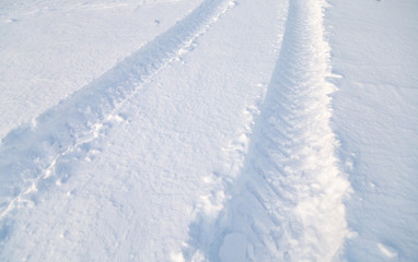 Fototapeta na wymiar car tracks in the snow