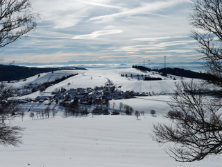 Südschwarzwald im Winter. Gersbach im Berg. Panoramaweg entlang des Berges Rohrenkopf