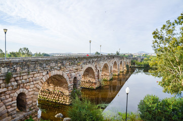 朝のローマ橋（スペイン・メリダ）