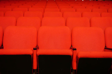 Obraz premium Czerwone siedzenia teatralne w rzędzie