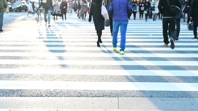 東京　横断歩道を渡る人々