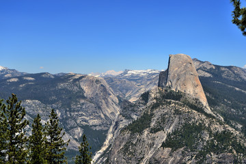Fototapeta premium Beautiful View of Half Dome from Glacier Point in Yosemite National Park, California, USA