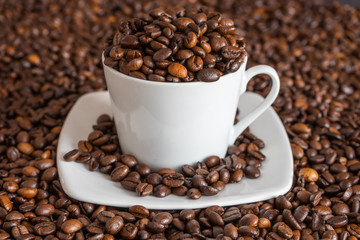 Kaffee Bohnen in und um eine Tasse