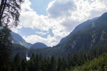 Fototapeta premium Piękna przyroda austriackich gór, wodospadów, rzek i lasów