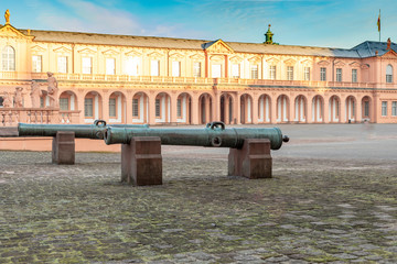 Zwei Kanonen vor einem Schloss