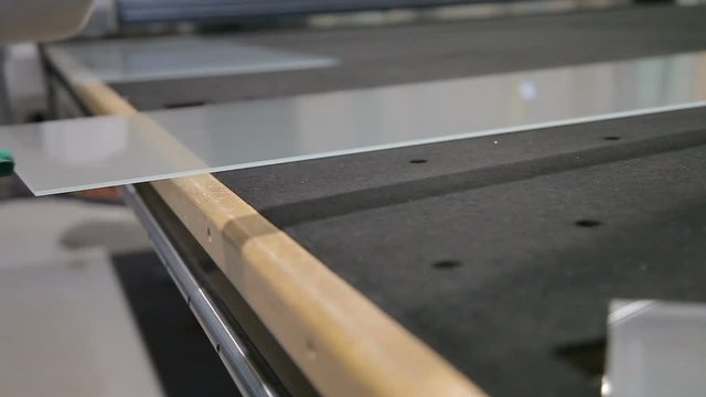 Slicing glass on the machine