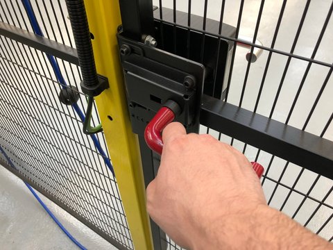 Sicherheitst&uuml;r an einer Industriemaschine