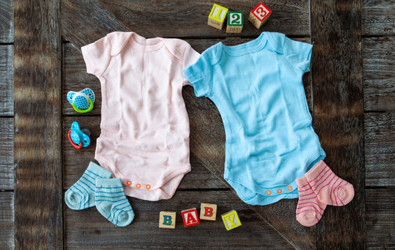 Babystrampler in rosa und blau