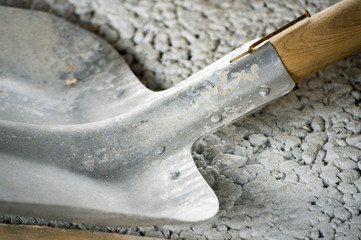 Beton Schaufeln auf der Baustelle.