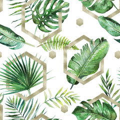 Feuilles de palmier et de fougère tropicales vertes avec des formes géométriques dorées sur fond blanc. Modèle sans couture aquarelle peint à la main. Illustration tropicale. Feuillage de la jungle.