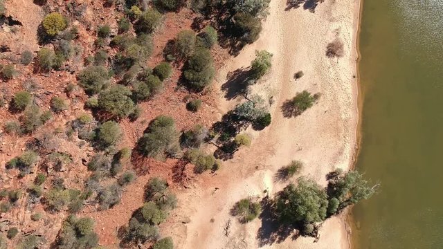 Luftnahme in einem Canyon mit Fluß in Australien