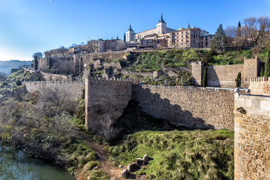 El Alcazar y las murallas en la historica ciudad de Toledo. Espa&ntilde;a. Europa