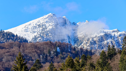 Berglandschaft in rumänischen Karpaten im Winter