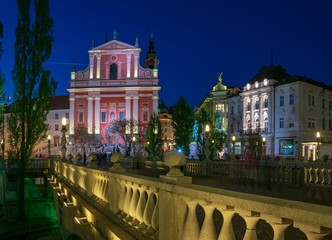Naklejka premium Night view of Triple bridge and Franciscan church in Ljubljana, Slovenia
