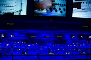 Missioni spaziali centro di controllo missione della Nasa. John F. Kennedy Space Center. Conto alla rovescia e schermi collegati alla piattaforma di lancio. Florida, Usa