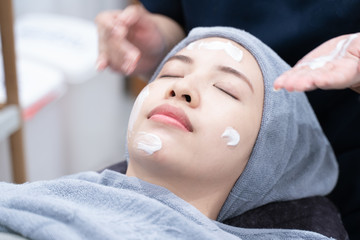 Fototapeta na wymiar Cleaning facial skin asian woman at the beauty salon or clinic