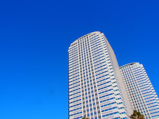Fototapeta premium OLYMPUS DIGThe skyscraper stood out against the blue skyITAL CAMERA