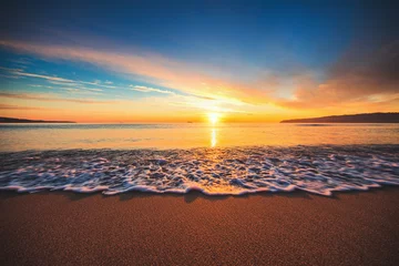 Poster Prachtige zonsopgang boven de zee © ValentinValkov
