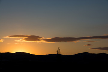 春の夕暮れの空