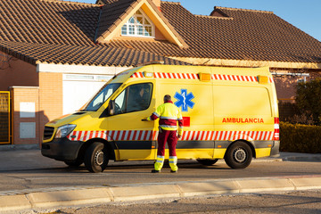 Hombre de personal sanitario entrando en ambulancia aparcada en zona residencial © Alfredo López