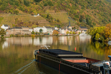 Fototapeta premium Frachtschiff bei Alf an der Mosel