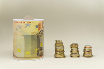 Hucha con billete. montones de monedas de varios países