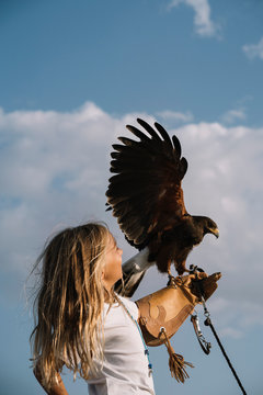 Little Girl with the bird rapacious in her hand