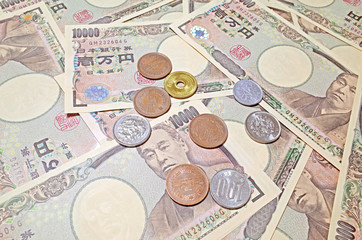 お金（一万円札と硬貨）