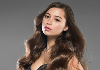 Naklejka premium Beautiful long hair brunette woman with beauty hairstyle female model