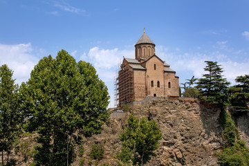 Fototapeta na wymiar Центр Тбилиси. Вид на церковь Метехи.