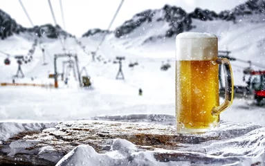 Foto auf Leinwand Kaltes Bier in Bergen und Freiraum für Ihre Dekoration © magdal3na