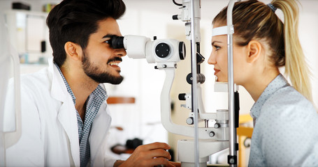 Obraz premium Girl woman in ophthalmology clinic for diopter detection